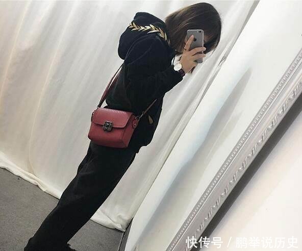  「卫衣」冬天卫衣怎么穿更年轻搭配袜裤还是牛仔，个性保暖最重要