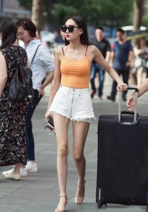 街拍:美女们穿紧身衣有多性感撩人?看看图3和图5就知道了