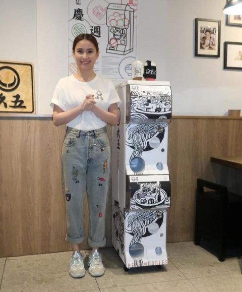  #气质#何超莲有气质随便穿，T恤配拼贴章牛仔裤，简单清爽好似少女