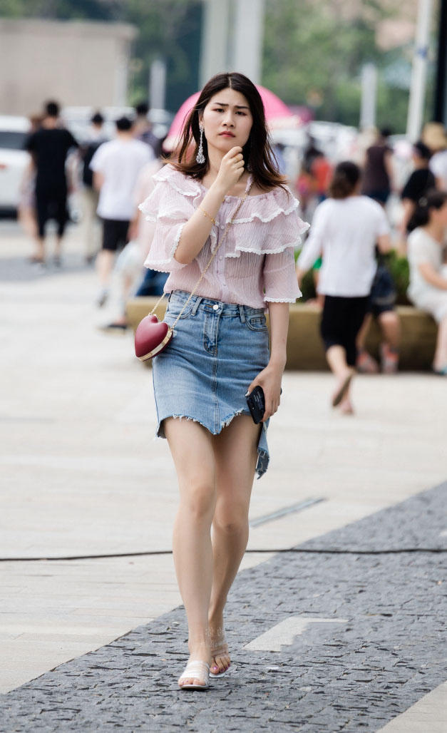 花样小姐姐穿牛仔紧身裙包裹浑圆臀线，优美的身姿很迷人