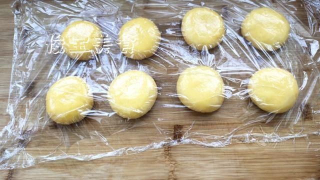  「香甜」一款不用烤箱也不用揉膜的老式豆沙面包，香甜松软，简单易学