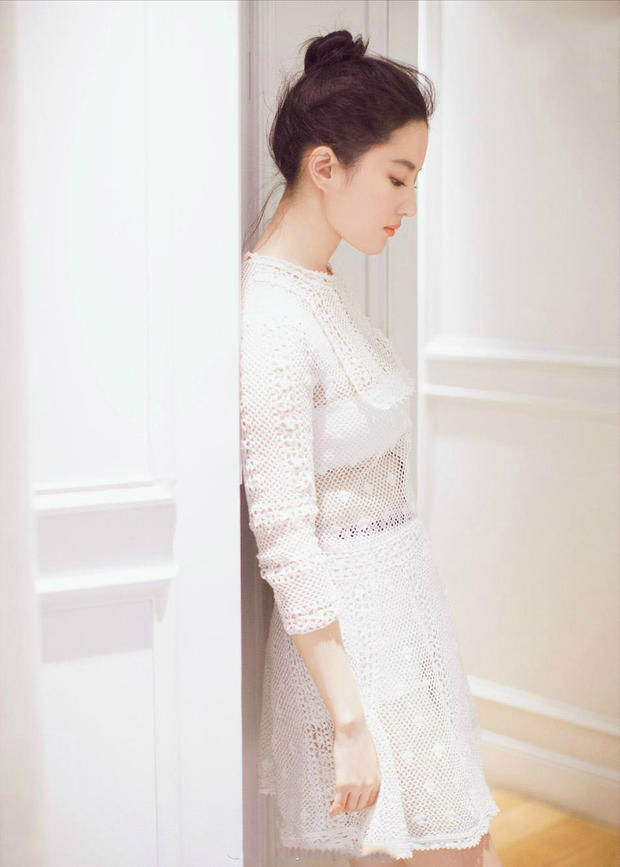 韩国女教师将透视装的性感演绎的超越 张馨予 柳岩 刘亦菲