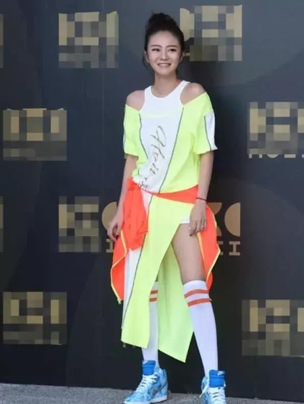 安以轩穿的是什么?前面看衣服，后面看是裙子，长度简直尴尬!