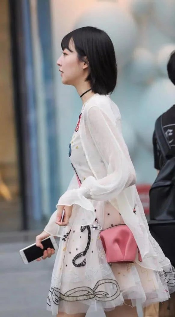 短发治愈系小MM可爱连衣裙，白皙皮肤惹红眼，俏皮人字拖显美脚