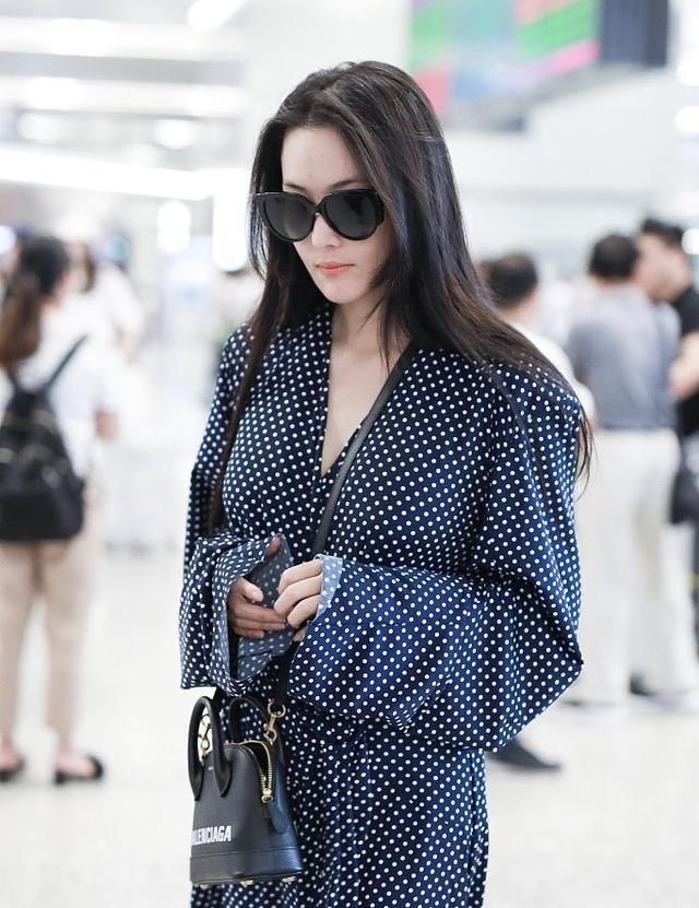 张馨予机场衣服邋遢，网友：你是出来唱戏的吗？