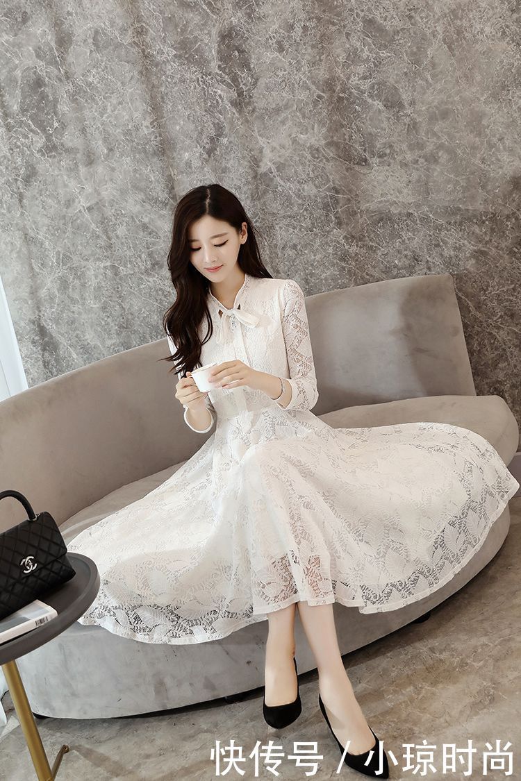 纯白蕾丝连衣裙，转圈转身，都像是盛放的洁白花朵，芳香迷人