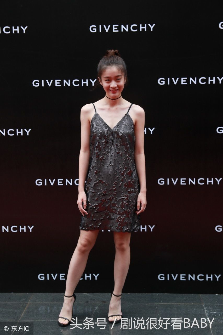 张雪迎丸子头造型，不走青春路线演绎轻熟风，连衣裙大秀锁骨曲线