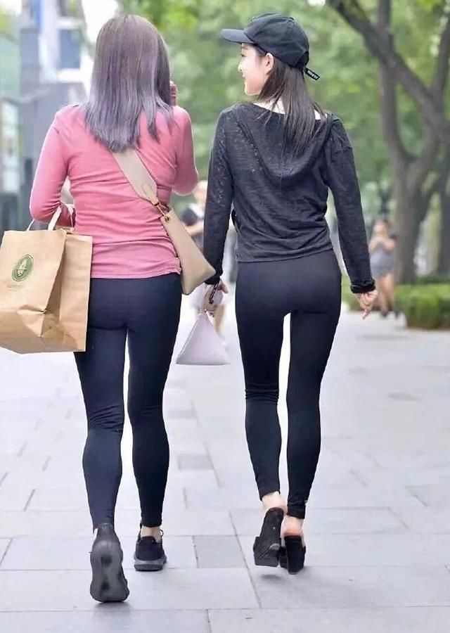 街拍：时髦人爱穿运动，是因为紧身打底裤搭配超简单！