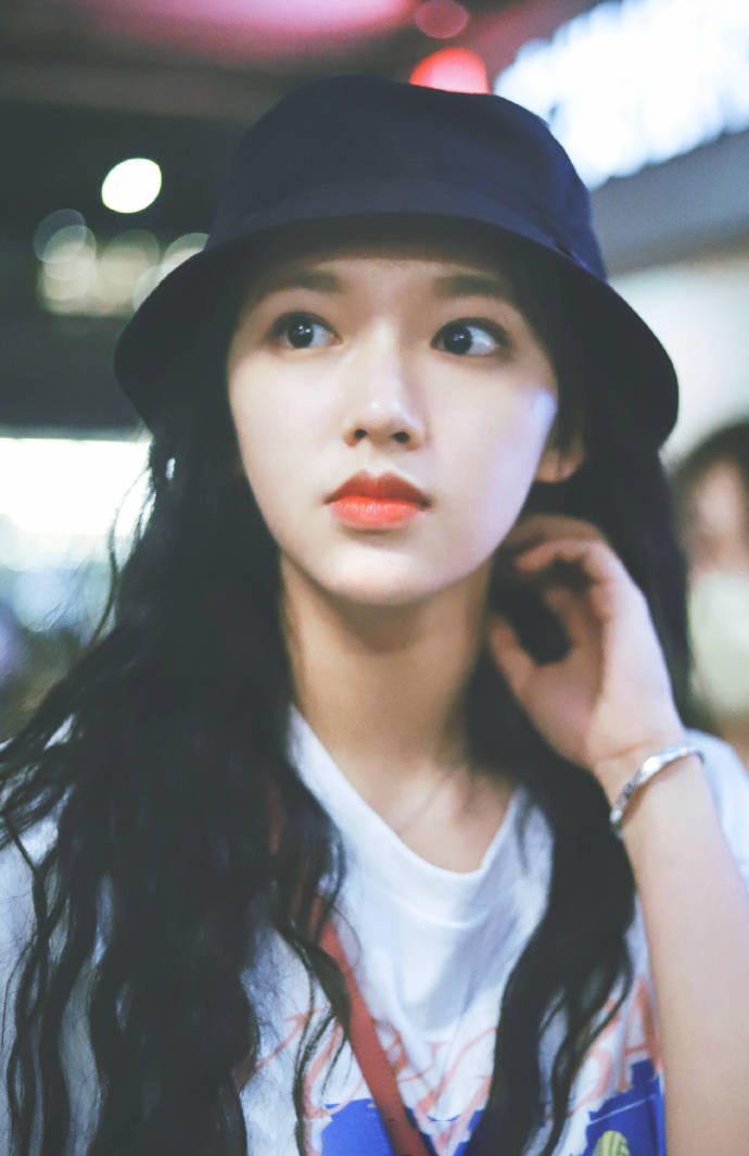 程潇穿上大牌毛衣性感得都快认不出来了，看大长腿就知道是练过的