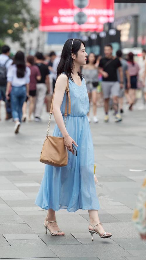 路人街拍，小姐姐肌肤非常的白皙，笑容更是非常的灿烂甜美