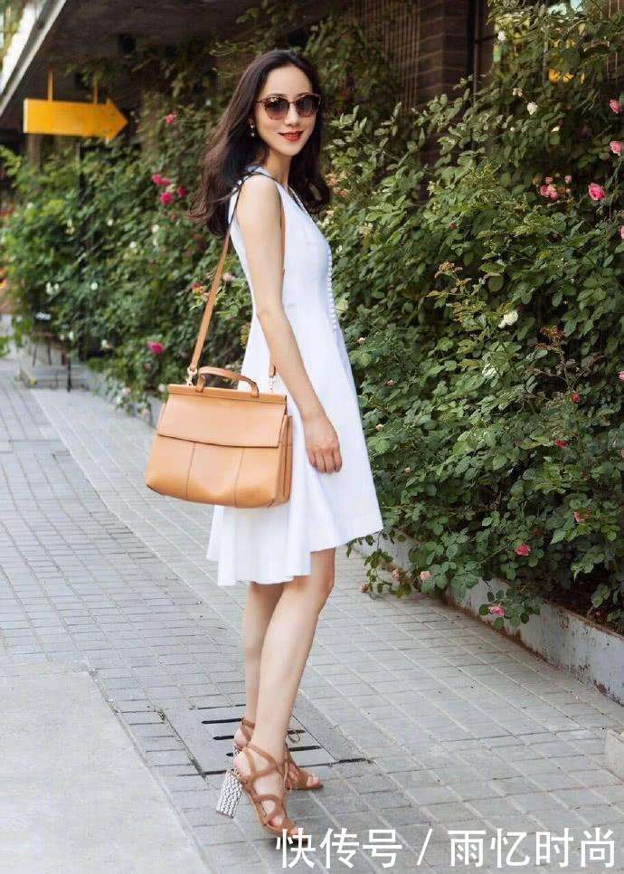 韩雪穿超短裤去机场, 暴露了一双惊艳美腿, 这哪像35岁的样子啊?
