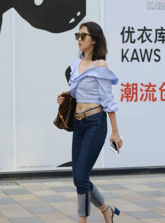 魅力十足@街拍：气质高雅的美女，一件黑色的连衣裙，时尚魅力十足