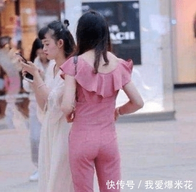 『身材是真』街拍:小姐姐穿粉红色连体裤,身材真好!回头的一瞬间却让人傻眼