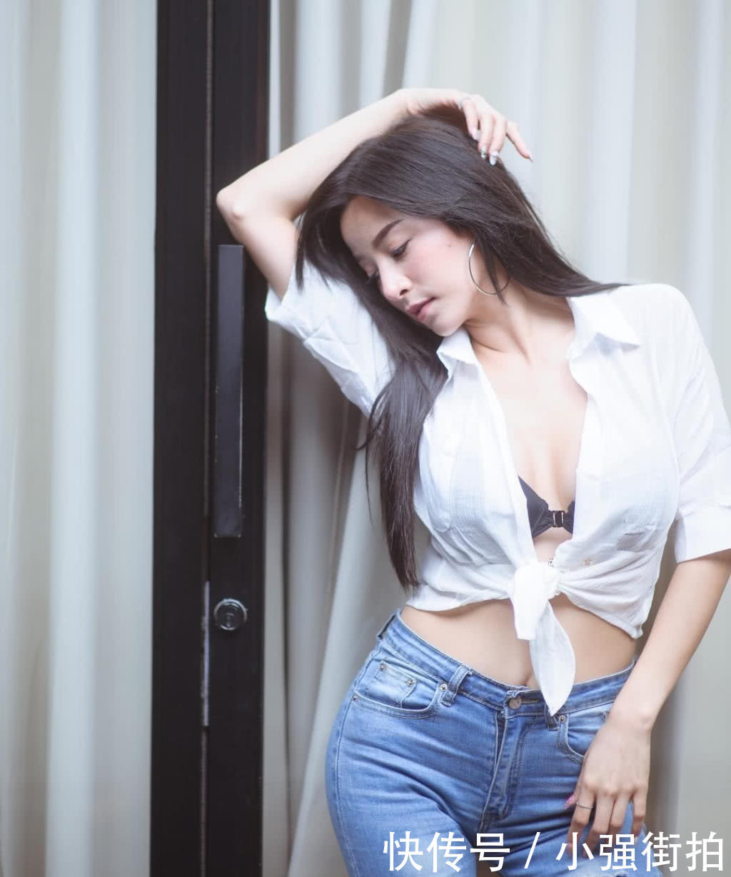 知性小姐姐紧身背心勾勒曼妙身姿，饱满丰腴臀线很有成熟韵味