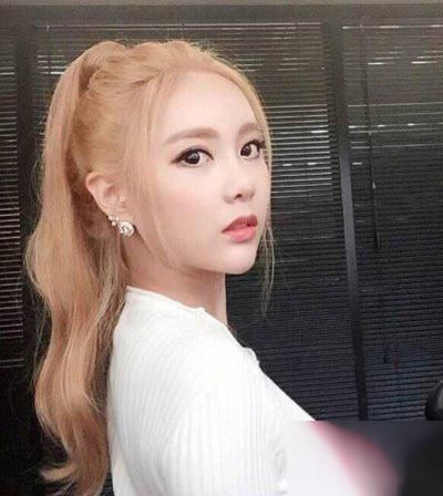 让你的马尾辫更加时髦漂亮的扎发小技巧！