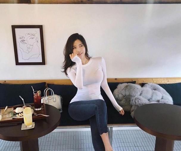  【低调】美女穿牛仔裤有魅力，穿出淑女气质，低调不失女人味