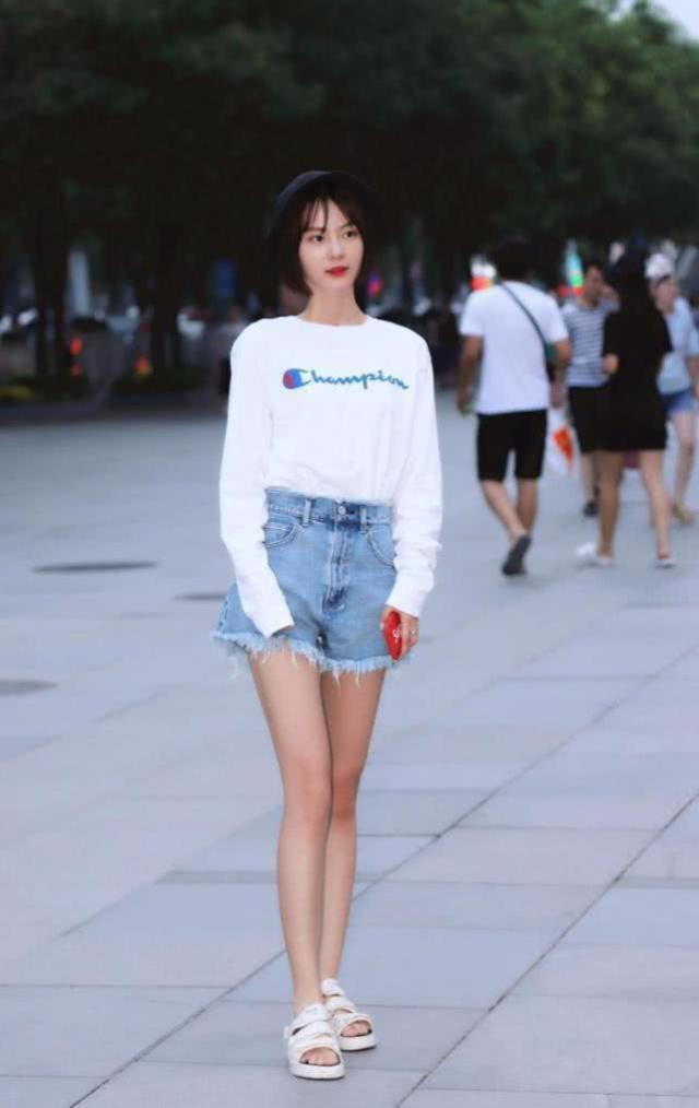 『身材苗条』街拍:身材苗条小姐姐,时尚靓丽,轻盈柔美的连衣裙很显青春风姿