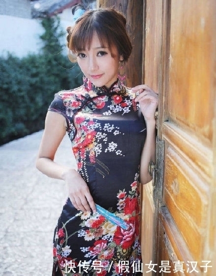  #演绎#旗袍才是真正时尚的衣服，看看美女的旗袍演绎，处处亮点！