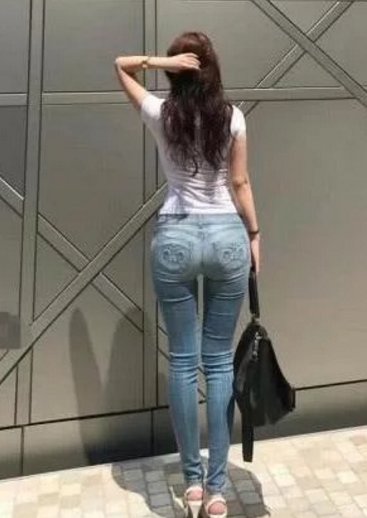 时尚:蓝色牛仔裤，穿起来总是令小姐姐们那样精神