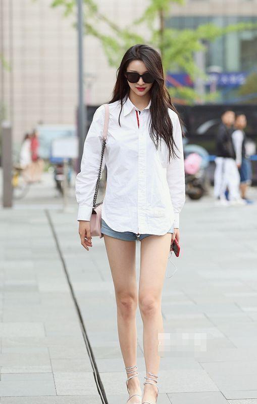 路人街拍，小姐姐的气质很清新，大长腿很是迷人靓丽