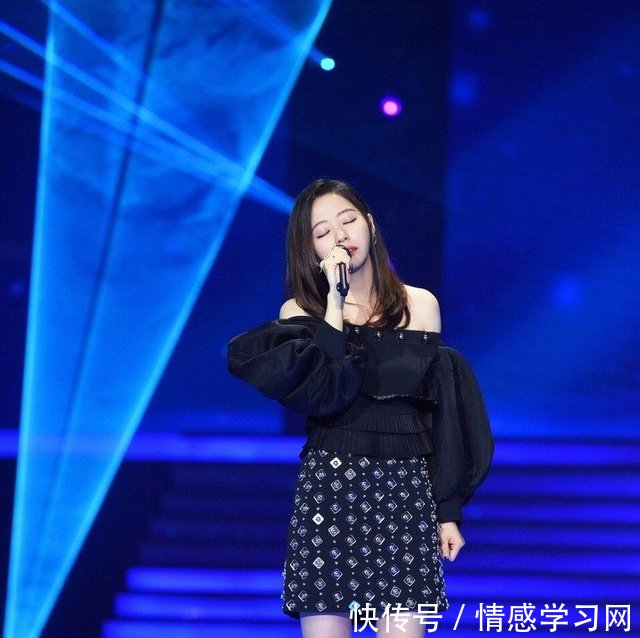 张靓颖素颜现机场，面如土色，还不如路人好看！脚上鞋子也是醉了