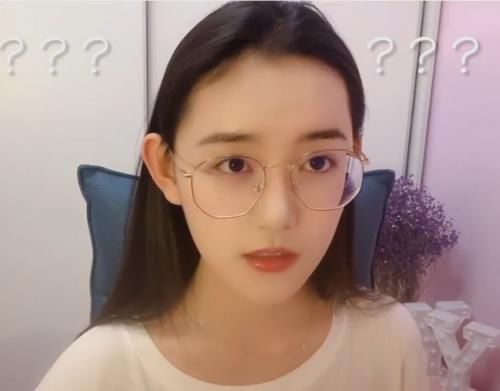 #粉丝#蒋依依手滑,意外关掉美妆灯,看到真实肤色,粉丝不敢相信