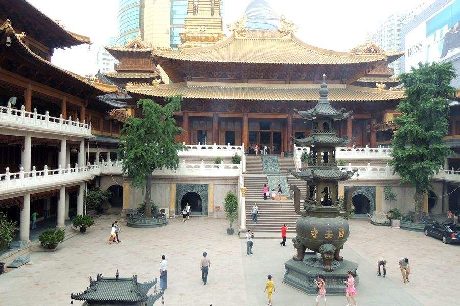 中国最牛的古寺庙，建在寸土成金之地，却没人敢拆规模不断扩大