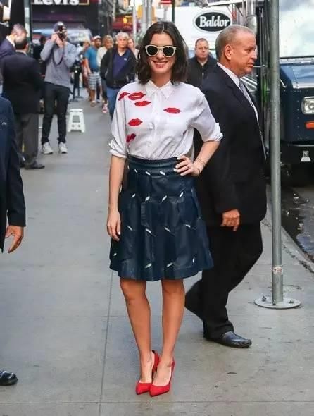 街拍:图1吴宣仪会玩，安全裤比短裤还长?图2后背那条缝真抢镜!