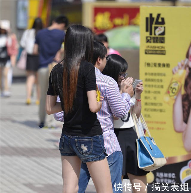 街拍大热天做活动的丝袜美女，这大长腿搭配黑色高跟鞋简直绝了