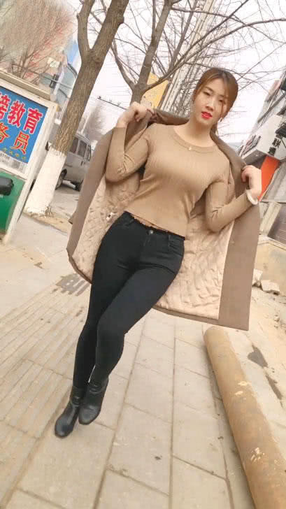 街拍身材超棒的妹子，穿什么衣服都好看，最后一件更拉风