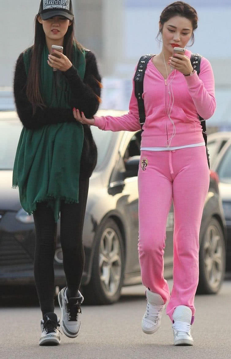 气质小姐姐粉色运动裤穿出紧致感，圆润的翘臀很有看点