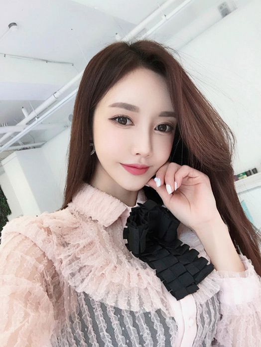 女神孙允珠，春晓熙梦浪漫蝴蝶结纺丝衬衫