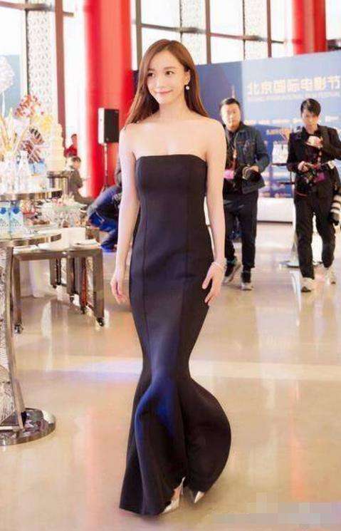 看了王珞丹的这双鞋, 男人都要怀疑人生, 网友: 这怎么走路?