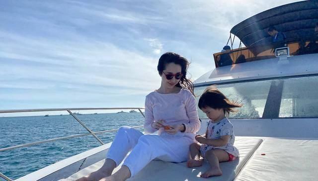  「气质」天猫总裁太有福了！老婆穿张大奕同款衣服超时髦，一双儿女太可爱
