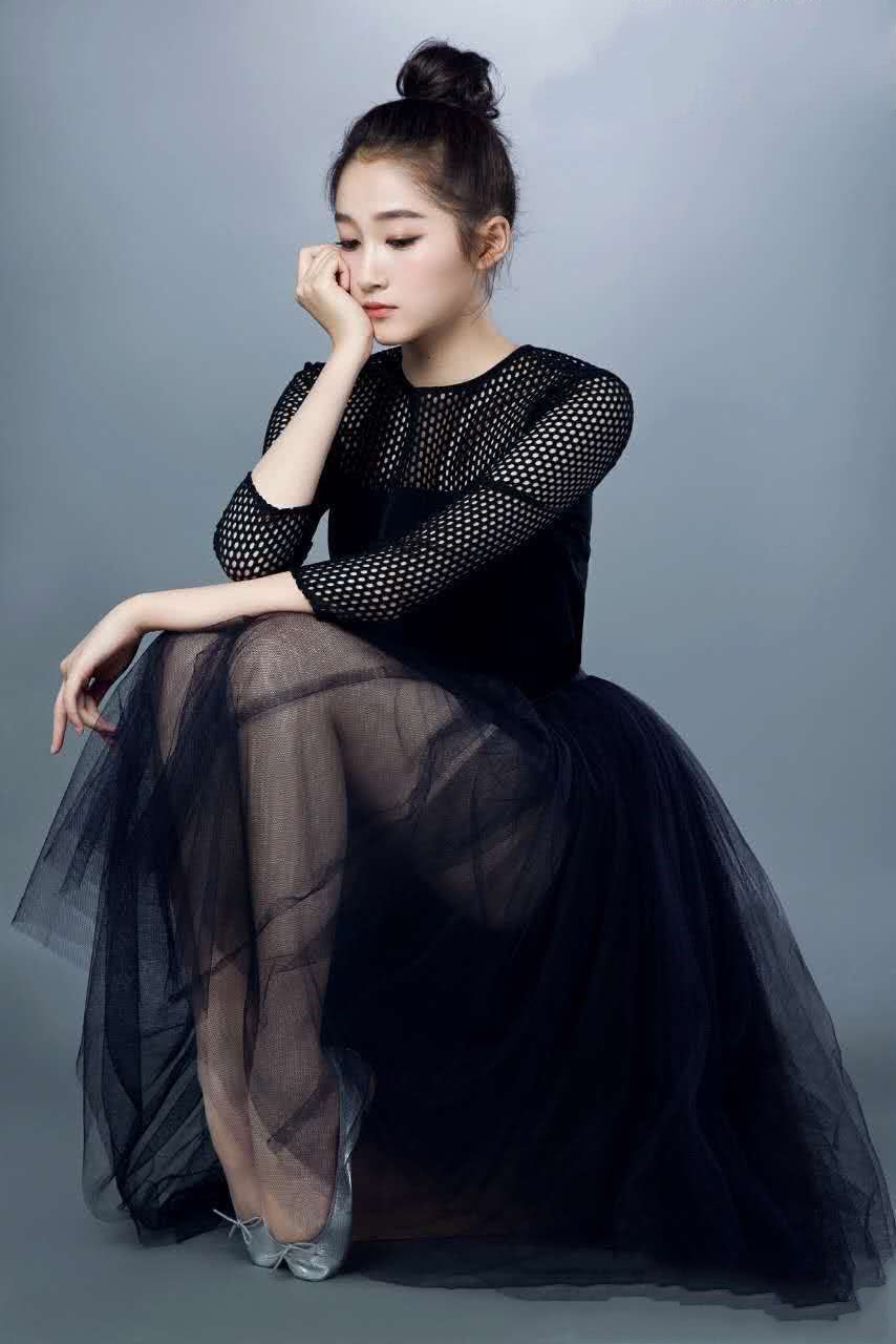 关晓彤又惊艳了!穿抹胸裙大秀美腿，网友:鹿晗真幸福!