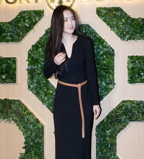 孙娜恩这双鞋子厉害了,竟然四处通风,不仅吸睛还能穿出大长腿!