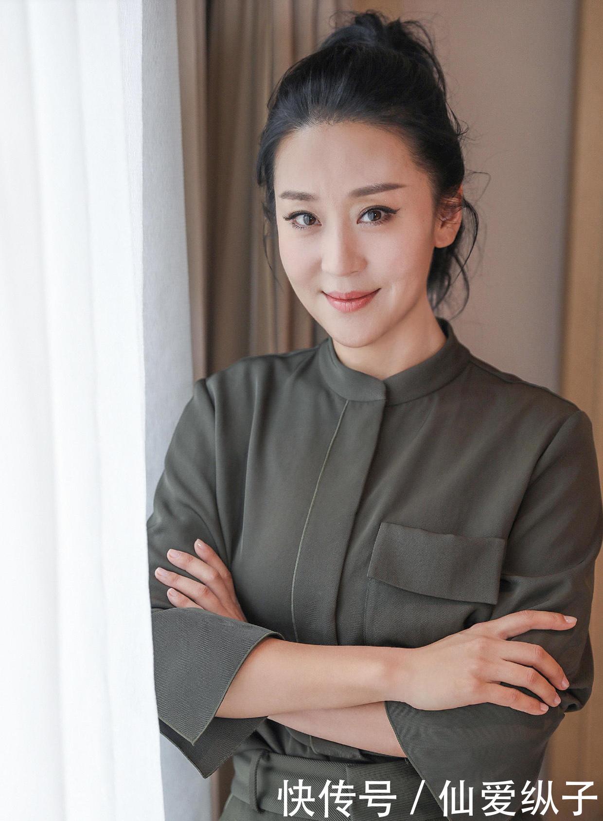  『气质』43岁苗圃美得高调，穿军绿色衬衫配阔腿裤气质全开，高级又大气