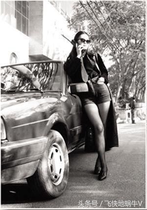 一组90年代万元户老照片，手拿大哥大，腰别BP机，有钱人的范