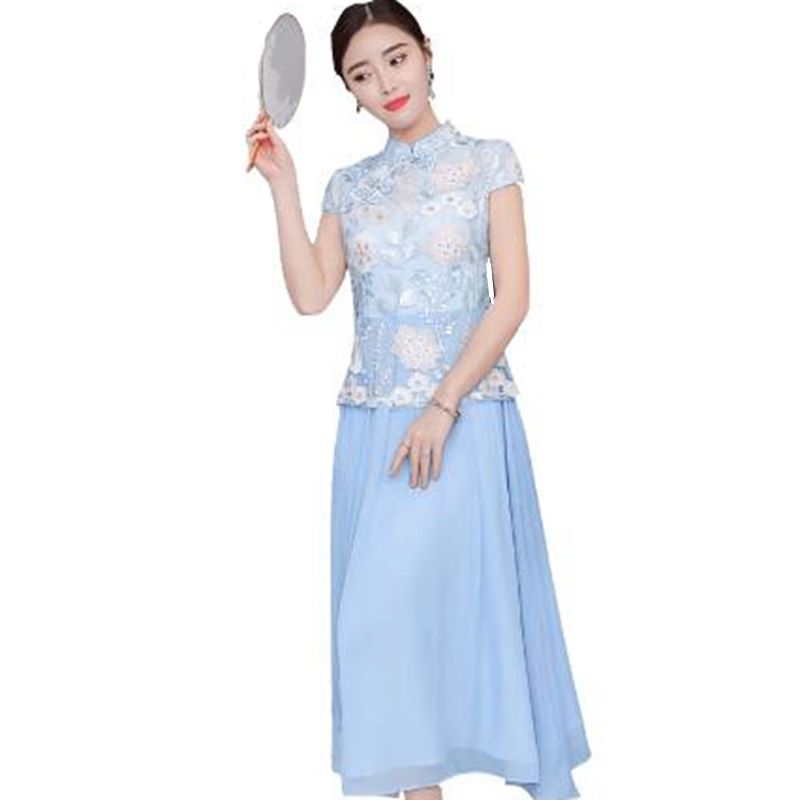 身材微胖的女人，穿一身旗袍，搭配高跟鞋，似露非露，美到极致