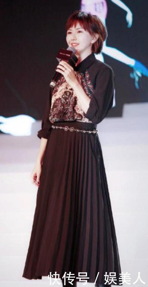 短发@孙燕姿越活越少女,穿深色系连衣裙配皮靴,剪波波头短发优雅大气