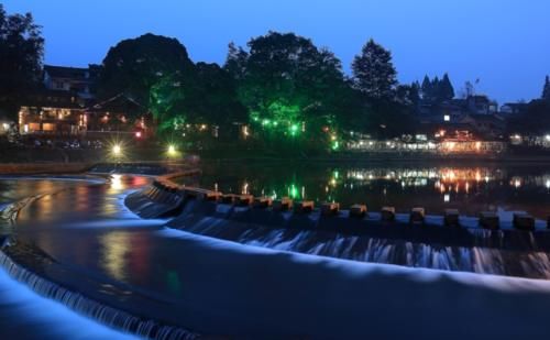 隐藏四川的古镇，有一株不知为何物的奇树，夜晚会变身烟雨柳江