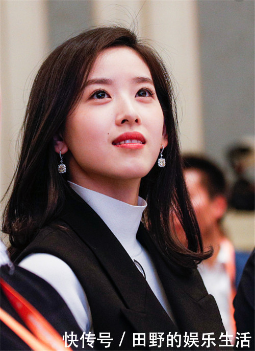 能把工作服穿的这么时尚的，只有章泽天了，网友：收下我的膝盖！