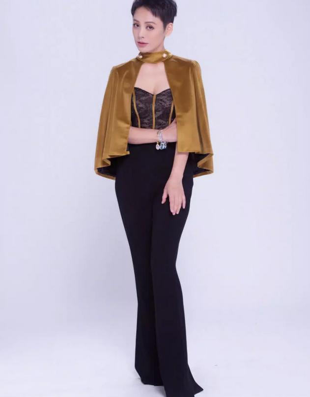 宁静太猛了，这么窄的牛仔裤还往靴里塞，网友：有80斤吗？