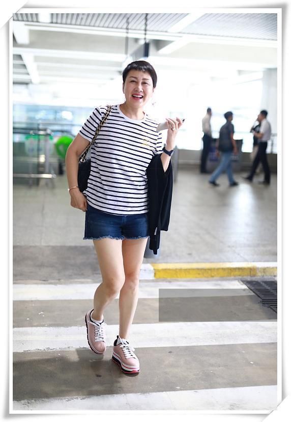 当56岁张凯丽穿上牛仔热裤，网友瞬间不淡定了，这身段只有26岁吧