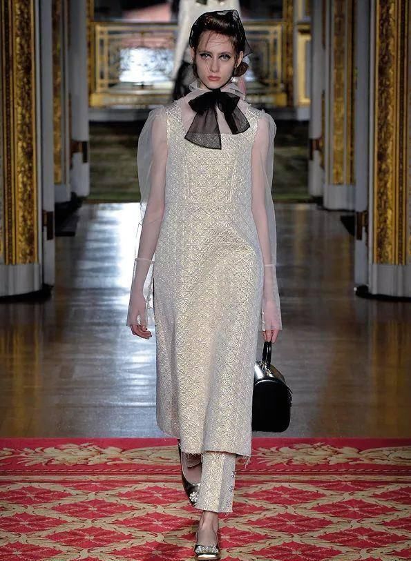  『穿着』只要穿着Simone Rocha，就可以一直做少女哦
