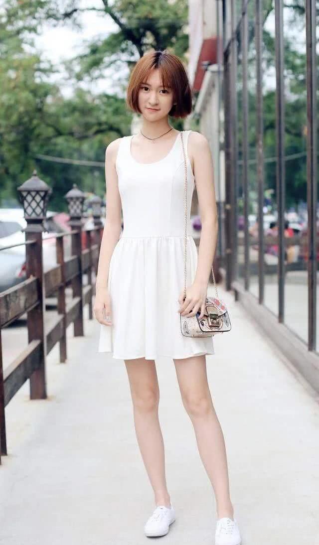 街拍：穿着裙子出门的靓丽小姐姐，光鲜亮丽气质迷人！