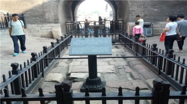 山西晋商有多富?银车拉来四方财,古城石头车道压出47米车印