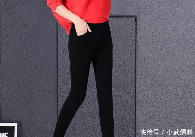 35岁小姨真敢穿，一天一件毛衣搭+打底裤，出门都被问结婚没