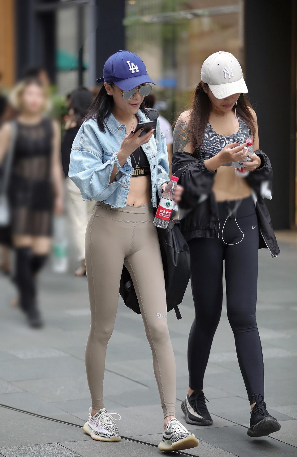 极品街拍 | 瑜伽裤大长腿性感至极