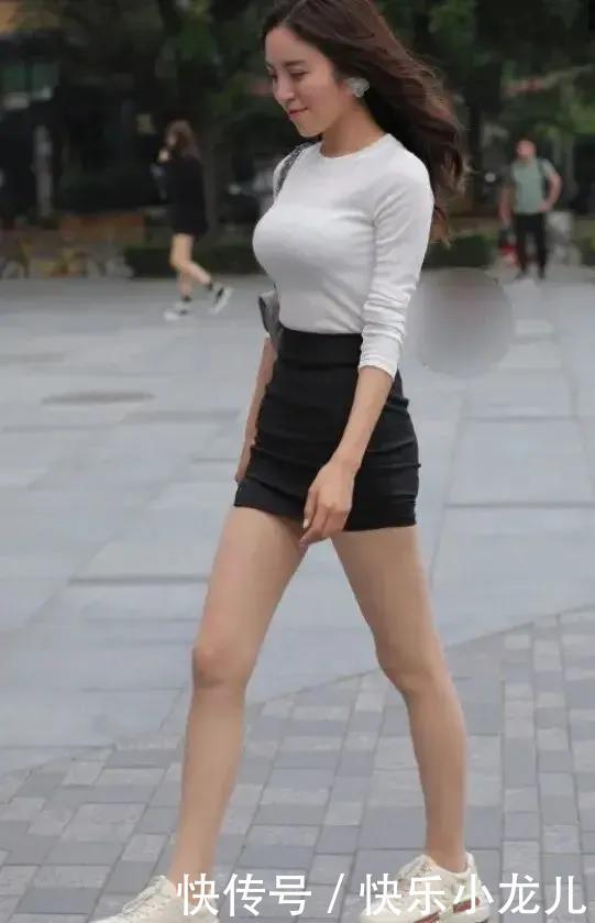 『辣妈』街拍:黑白色搭配,彰显自信独立,绽放东方女人曼妙身姿